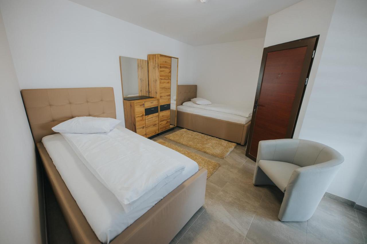 Cameră triplă cu baie privată